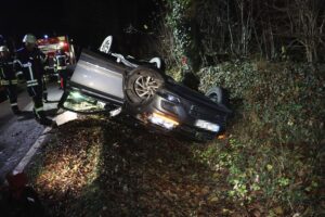 83-Jähriger bei Verkehrsunfall auf L755 schwer verletzt Ein verunglückter VW Tiguan im Straßengraben, Rettungskräfte und Abschleppwagen vorhanden.