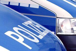 Autofahrer stirbt nach Kreislaufstillstand auf A39 bei Baddeckenstedt Polizeistreife und Rettungsdienste bei einem Notfall auf der Autobahn während eines Verkehrseinsatzes.