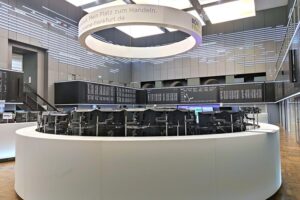 Dax weiter deutlich im Minus - Fokus auf defensive Branchen Frankfurter Börse mit sinkendem DAX, Marktunruhe und defensive Branchen im Fokus.