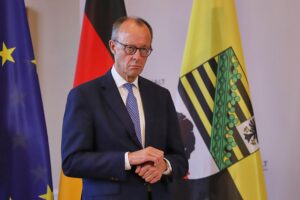 Halle will Bahn-Hauptsitz werden - für Merz noch kein Thema Friedrich Merz bei Antrittsbesuch in Halle, Diskussion über Deutsche Bahn-Konzernzentrale.