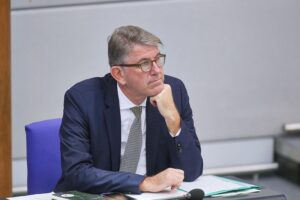 Linke und Grüne fordern Aufklärung von Weimer Wolfram Weimer im Fokus der Kritik wegen Korruptionsvorwürfen und Lobbyismus in der Politik.