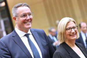 Saarland und Rheinland-Pfalz fordern Bundeshilfen für Kommunen Zwei Politiker unterzeichnen Vertrag zur Zusammenarbeit in der Bodenforschung zwischen Saarland und Rheinland-Pfalz.