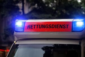 Seniorin in Pulheim bei Sturz in Bus schwer verletzt Rettungsdienst versorgt verletzte Seniorin an Bushaltestelle; Polizei dokumentiert den Vorfall.
