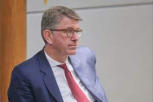 Wolfram Weimer, in einem Pressegespräch, umgeben von politischen Herausforderungen und Vorwürfen.