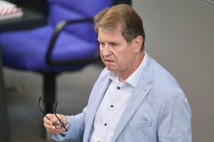 Stegner fordert Aufklärung von Weimer Ralf Stegner fordert Aufklärung zu Weimer Media Group und politischer Einflussnahme durch Unternehmen.