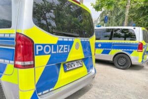 Vorfahrtsverstoß in Troisdorf verursacht Verkehrsunfall mit drei Verletzten Verkehrsunfall mit zwei Autos, Verletzte, Polizei und Feuerwehr im Einsatz, Schadenshöhe 15.000 Euro.