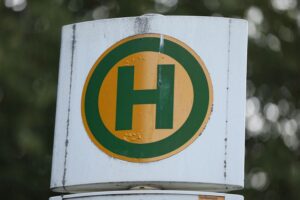 Rheinland-Pfalz startet Großprojekt für E-Busse im Regionalverkehr Bushaltestelle mit Elektrobus und grüner Umgebung, Symbol für nachhaltige Mobilität und Klimaschutz.