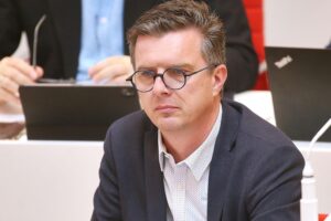 BSW fordert Nachbesserungen am Bundestariftreuegesetz Andreas Kutsche spricht zur Tariftreue im Brandenburger Landtag, betont Tarifbindung und Ausnahmekritik.