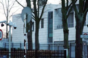 Jugendverbände von CDU bis Grünen fordern Bruch mit Teheran Demonstrierende Jugendliche vor der iranischen Botschaft fordern Maßnahmen gegen das Regime in Teheran.