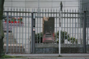 Männer dringen in iranische Botschaft in Berlin-Dahlem ein Vor der iranischen Botschaft in Berlin passiert ein nächtlicher Vorfall mit Fahnen und Festnahmen.