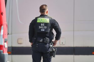 SEK durchsucht Wohnung nach Waffenfund in Berlin-Schöneberg Zivilfahnder kontrollieren Fahrzeug; Festnahme eines Mannes mit Schusswaffe in Berlin.