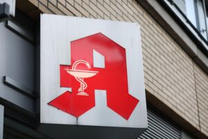 Thüringen fordert strengere Regeln für Apotheken im Bundesrat Logo einer Apotheke vor einem Hintergrund, der ländliche Arzneimittelversorgung symbolisiert.