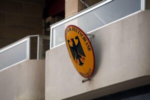 Deutsche Botschaft im Iran stoppt Visavergabe Bundeswehr-Soldaten und Botschaftsmitarbeiter im Irak, Abzug wegen Iran-Konflikt, Militärtransporter.