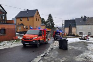 Wohnhaus nach Zimmerbrand in Weltersburg unbewohnbar – Haustiere verenden Feuerwehr löscht Zimmerbrand, Tiere konnten nicht gerettet werden, stark beschädigtes Wohnhaus.