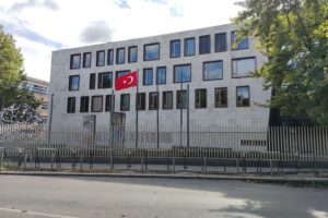 Zäune an Botschaften in Berlin-Mitte beschmiert Vandalismus an Botschaften: Zäune beschmiert, Parolen gesprüht, Polizei ermittelt.