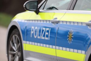 Radfahrerin in Dresden-Klotzsche schwer verletzt Ein Polizeiauto bei einem Arbeitsunfall auf einem Einkaufsmarktgelände in Ilmenau.