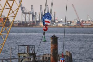 Apollo-Chefökonom blickt optimistisch auf US-Wirtschaft Industrieanlagen symbolisieren US-Wirtschaftswachstum und Investitionen trotz Zollpolitik-Ungewissheit.