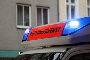 Schwerer Verkehrsunfall bei Berge - 79-Jähriger mit Rettungshubschrauber geborgen Ein Rettungsdienstwagen am Unfallort, mit einem Krankenfahrstuhl im Hintergrund.