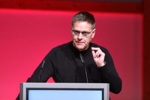 BSW-Generalsekretär nennt Debatte über Rente mit 70 einen "Skandal" Oliver Ruhnert kritisiert Renteneintrittsalter von 70 Jahren, fordert grundlegende Reform des Systems.