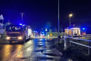 Feuer zerstört zwei Gartenhütten in Dinslaken-Hiesfeld Zwei abgebrannte Gartenlauben, Feuerwehr im Einsatz, Brandlöscharbeiten in Dinslaken-Hiesfeld.