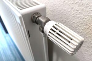 Brandenburger Grüne warnen vor hohen Heizkosten durch geplante Gesetzesänderungen Heizung mit Thermostat in einem modernen Wohnraum, symbolisiert steigende Heizkosten und Umweltdiskussion.