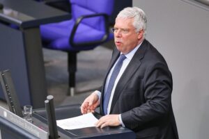 Hardt hält neue Flüchtlingswelle aus Ukraine für möglich Jürgen Hardt diskutiert Flüchtlingswelle aus Ukraine aufgrund russischer Angriffe auf Versorgung.