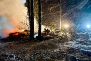 Historisches Fachwerkhaus in Teufelsmoor bei Osterholz-Scharmbeck abgebrannt Lodernde Flammen und rauchendes Fachwerkhaus, Feuerwehr im Einsatz bei Gebäudebrand in Teufelsmoor.