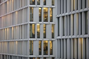 SPD-Fraktion in Thüringen verteidigt Acht-Stunden-Tag Moderne Büros mit flexibler Gestaltung, symbolisieren faire Arbeitsbedingungen und Mitbestimmung im Beruf.