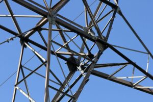 Umfrage: Bevölkerung unzureichend auf hybride Angriffe vorbereitet Ein Strommast untergräbt symbolisch die Sorge um энерг versorgung und hybride Angriffe.