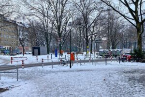 Wetterbericht für Berlin/Brandenburg (17.02.2026) Schneebedeckte Straßen in Berlin, glatte Witterungsbedingungen und grauer Himmel dominieren die Winterlandschaft.