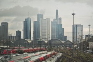 Wetterbericht für Hessen (09.03.2026) Skyline von Frankfurt am Main, sonniger Tag, mildes Wetter, Wolkenbildung.