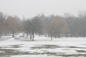 Wetterbericht für Baden-Württemberg (18.02.2026) Winterliche Landschaft mit Schnee, Wolken und frostigen Temperaturen in Nordrhein-Westfalen.