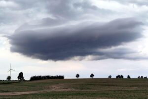Wetterbericht für Sachsen-Anhalt (23.02.2026) Dunkle Wolken über einem Acker, die ausharren für mögliche Gewitter und Niederschlag.