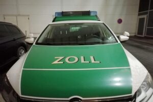 Zoll stellt in Freiburg 2.700 illegale Vapes sicher Zollbeamte durchsuchen Unternehmen wegen Verdachts auf Russland-Embargo-Verstöße und beschlagnahmen Luxuslimousinen.