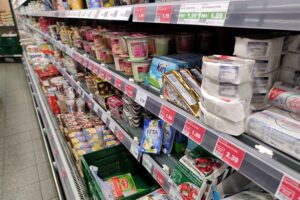 Iran-Krieg: Schnitzer rechnet mit höheren Preisen für Lebensmittel Käsepreise steigen im Supermarkt aufgrund des Iran-Kriegs und globaler Preissteigerungen.