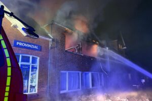 Leerstehendes Gebäude in Wesselburen brennt Feuerwehr beim Löschen eines Brandes in leerstehendem Gebäude in Wesselburen.