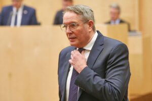 Schweitzer will USA bei Ramstein-Nutzung nicht einschränken Alexander Schweitzer diskutiert Unterstützung für US-Streitkräfte in Ramstein, betont Friedenspolitik.