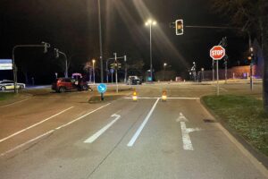 Schwerer Unfall in Trier führt zu Vollsperrung Zwei beschädigte PKW an Kreuzung, Einsatzkräfte versorgen verletzte Personen. Unfallstelle abgesperrt.