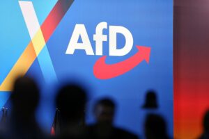 AfD beantragt Untersuchungsausschuss zum Ludwig-Erhard-Gipfel AfD-Logo und CDU-Bemühungen in Ostdeutschland: parteipolitische Herausforderung und Strukturwandel.
