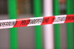 Geheimdienst fürchtet Anschläge durch pro-iranische Terrorgruppe Polizeiabsperrung, symbolisiert öffentliche Sicherheit und Bedrohung durch pro-iranische Gruppierung in Europa.