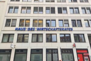 Wirtschaftsrat der CDU kritisiert Führungsschwäche von Merz Astrid Hamker fordert mehr Führung von Kanzler Merz für effektive Regierungsarbeit.
