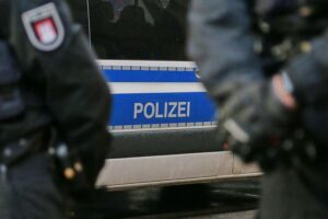 14-Jähriger bei Unfall mit E-Scooter auf der L 265 schwer verletzt Junger E-Scooter-Fahrer, Unfall mit Auto auf Landesstraße, Polizei und Rettungsdienst im Einsatz.