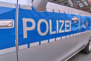 Kreuzberg: Polizist bei Stein- und Flaschenwürfen verletzt Polizeiauto am Unfallort, während Postbote nach Kollision flüchtet. Drogenvortest positiv.