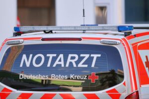 Badeunfall am Kahler Badesee fordert ein Leben Notarzt am Badesee: Rettungsaktion nach Badeunfall, tragisches Ende für 40-Jährigen.