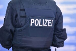 Queerfeindliche Straftaten in Hessen erreichen neuen Höchststand Symbolbild: Polizeiwagen vor einem Pride-Event, um die sensiblen Themen von Queerfeindlichkeit zu zeigen.