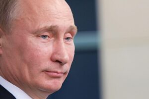 Uneinigkeit bei Bundestagsparteien über Putins Schröder-Vorstoß Politiker diskutieren über Putins Aussagen zu Kriegsende, verschiedene Meinungen prägen Debatte in Berlin.