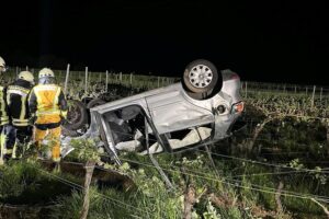 Unfall auf A65 bei Kirrweiler: Auto überschlägt sich im Weinberg Unfallfahrzeug im Weinberg, von der Straße abgekommen, Schaden und Verletzte nach spektakulärem Vorfall.